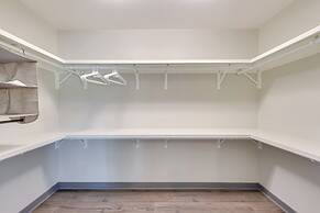 Lake Charles Retreat w/ Fireplace Near Casinos!