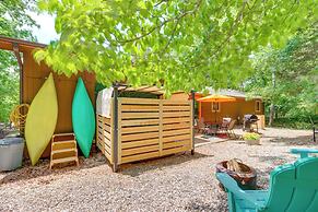 Hot Tub & Fire Pit: Holiday Island Getaway!