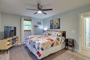 Hot Tub & Fire Pit: Holiday Island Getaway!