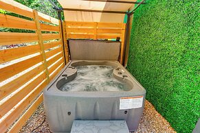 Hot Tub & Fire Pit: Holiday Island Getaway!