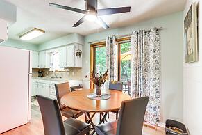 Hot Tub & Fire Pit: Holiday Island Getaway!