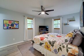 Hot Tub & Fire Pit: Holiday Island Getaway!