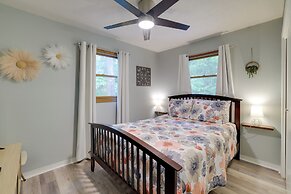 Hot Tub & Fire Pit: Holiday Island Getaway!