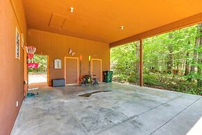 Hot Tub & Fire Pit: Holiday Island Getaway!