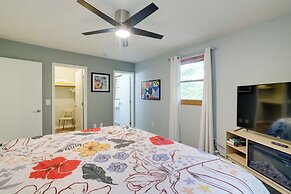 Hot Tub & Fire Pit: Holiday Island Getaway!