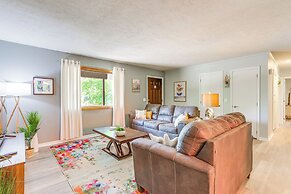 Hot Tub & Fire Pit: Holiday Island Getaway!