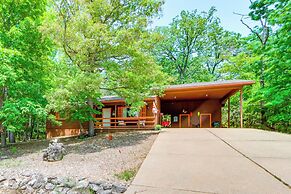 Hot Tub & Fire Pit: Holiday Island Getaway!