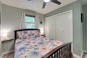 Hot Tub & Fire Pit: Holiday Island Getaway!