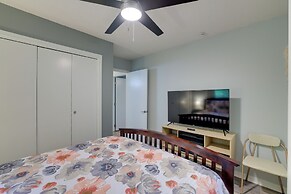 Hot Tub & Fire Pit: Holiday Island Getaway!
