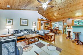 Serene Maggie Valley Retreat w/ Deck & Hot Tub!