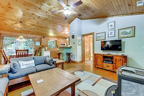 Serene Maggie Valley Retreat w/ Deck & Hot Tub!