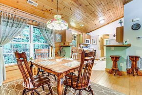 Serene Maggie Valley Retreat w/ Deck & Hot Tub!
