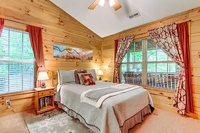 Serene Maggie Valley Retreat w/ Deck & Hot Tub!