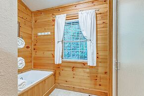 Serene Maggie Valley Retreat w/ Deck & Hot Tub!