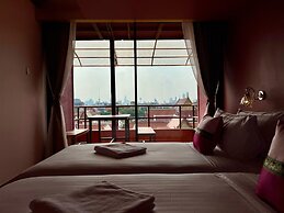 Cha Na Stay at Merry V