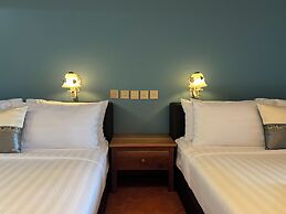 Cha Na Stay at Merry V