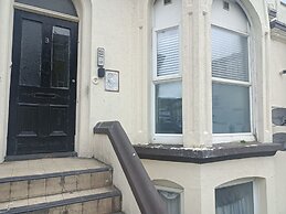 Seaside Haven Coastal Comfort 200m from the Beach