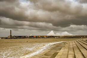 Seaside Haven Coastal Comfort 200m from the Beach