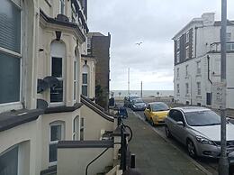 Seaside Haven Coastal Comfort 200m from the Beach