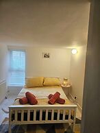 Seaside Haven Coastal Comfort 200m from the Beach