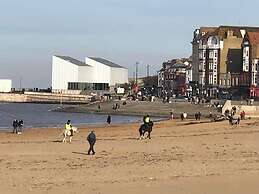 Seaside Haven Coastal Comfort 200m from the Beach