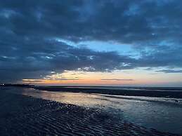 Seaside Haven Coastal Comfort 200m from the Beach