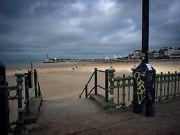 Seaside Haven Coastal Comfort 200m from the Beach