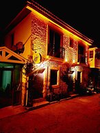 Paris Alacati Butik Otel