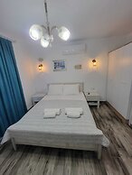 Paris Alacati Butik Otel