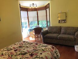 West Broadway guesthouse