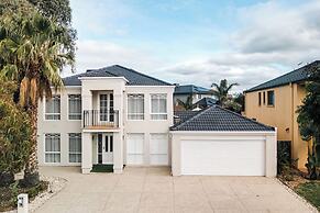 StayAU 6BRM Lakeview Villa Holiday Stay