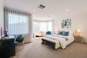 StayAU 6BRM Lakeview Villa Holiday Stay