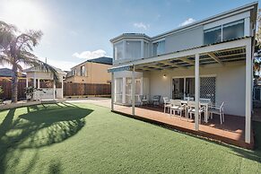 StayAU 6BRM Lakeview Villa Holiday Stay