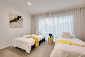StayAU 6BRM Lakeview Villa Holiday Stay