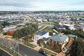 StayAU 6BRM Lakeview Villa Holiday Stay