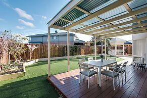 StayAU 6BRM Lakeview Villa Holiday Stay