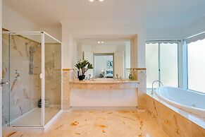 StayAU 6BRM Lakeview Villa Holiday Stay