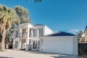 StayAU 6BRM Lakeview Villa Holiday Stay