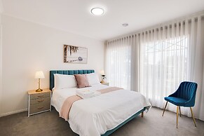 StayAU 6BRM Lakeview Villa Holiday Stay