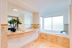 StayAU 6BRM Lakeview Villa Holiday Stay