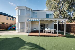 StayAU 6BRM Lakeview Villa Holiday Stay