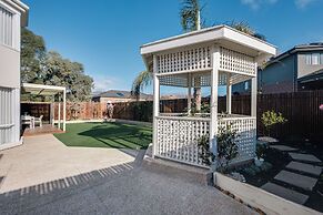 StayAU 6BRM Lakeview Villa Holiday Stay