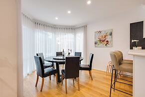 StayAU 6BRM Lakeview Villa Holiday Stay