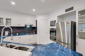 StayAU 6BRM Lakeview Villa Holiday Stay