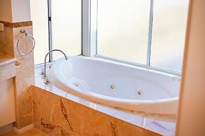 StayAU 6BRM Lakeview Villa Holiday Stay