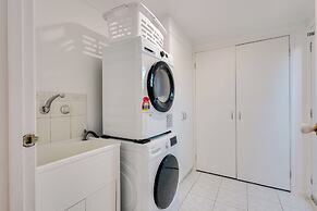 StayAU 6BRM Lakeview Villa Holiday Stay