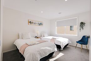 StayAU 6BRM Lakeview Villa Holiday Stay