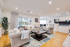 StayAU 6BRM Lakeview Villa Holiday Stay