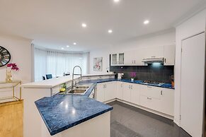 StayAU 6BRM Lakeview Villa Holiday Stay
