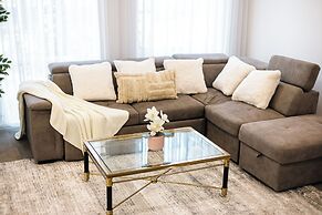 StayAU 6BRM Lakeview Villa Holiday Stay